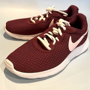 Nike Women’s Tanjun Sneakers Size 7.5